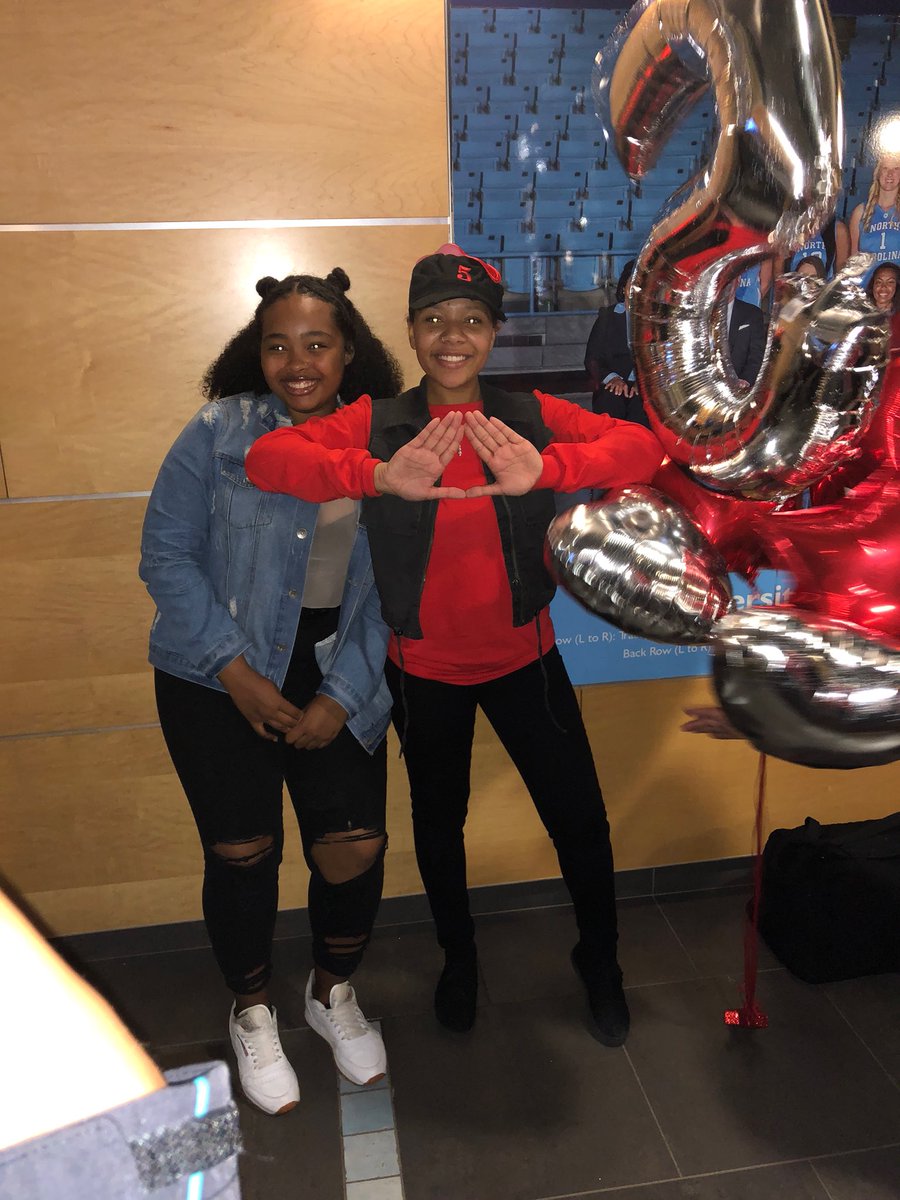 prinxess_shi's tweet image. So proud of my best friend🔺🐘 #Live5