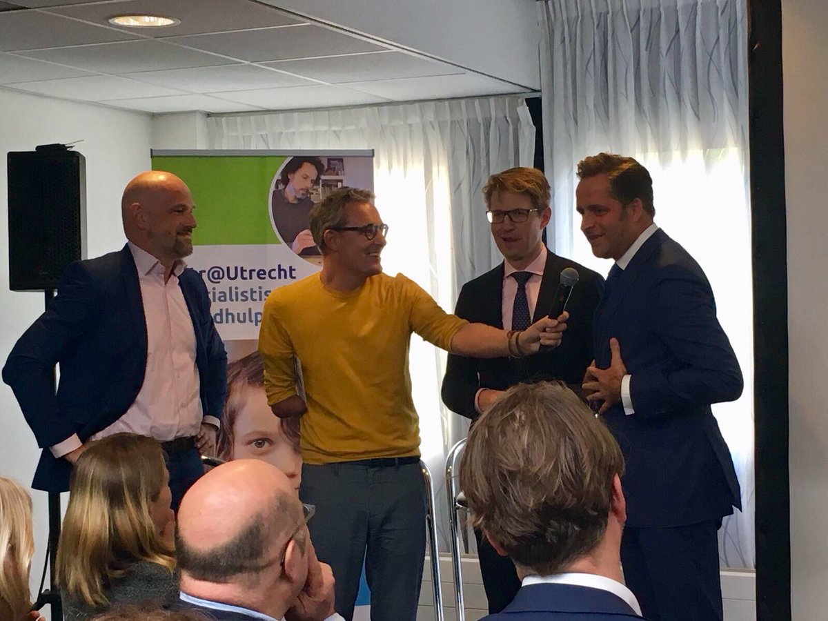 Presentatie actieprogramma ‘Zorg voor de Jeugd’. Met jongeren, @HugodeJonge, <a href="/SanderDekker/">Sander Dekker</a> en anderen. Meer luisteren naar de jeugd zelf, is één van de punten. #hearhear 💪🏼🙏🏼💪🏼 rijksoverheid.nl/documenten/rap…