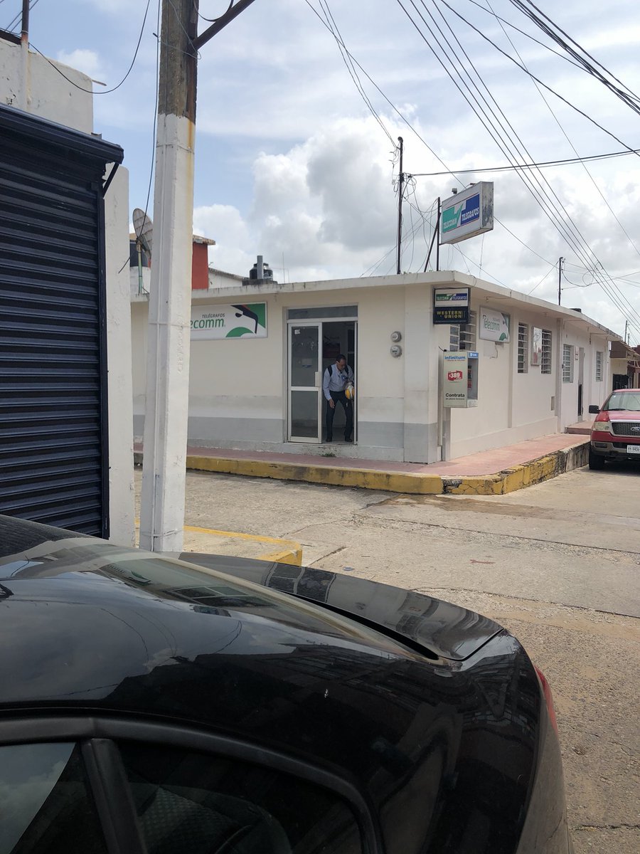 carloscabrerag's tweet photo. @SCT_mx Terrible en la sucursal de @TelecomMex E. Zapata Tabasco Muchas veces que vengo esta cerrado porque el encargado se sale a hacer cosas, ahorita llegué, a las 11:30 am, y no me quiso atender, iba sacando su moto.. FATAL! cierran por ratos en plena media mañana😡@gruizesp https://t.co/Lv1PKwn22i