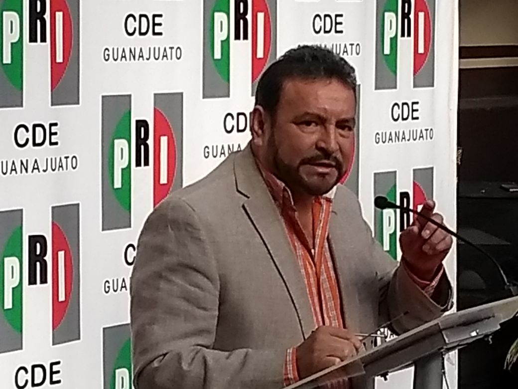 #PartidosPolítico #PRI #

Santiago García López <a href="/SagaloPRI/">Santiago García L.</a> deja la dirigencia del <a href="/PRIGTO/">CDE PRI Guanajuato</a>, Apoyará campaña del candidato a la gubernatura <a href="/Gerardo_Sanchz_/">Gerardo Sánchez</a> 
 
Trasciende el nombre de Celeste Gómez Fragoso  como quién le sustituiría,.