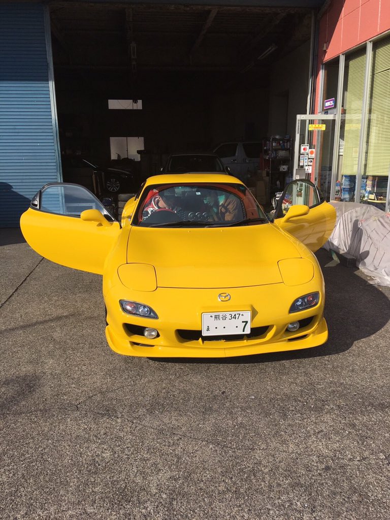 Takumi__FD3S's tweet photo. 保育園から黄色のFD乗るって想い続けて
中1で高校在学中に納車するって決めてから週7でバイトしたりして金貯めまくって高3の12月24日にその夢が叶ってマジで飛び跳ねる思いだったなぁ〜笑
人生史上自分への最高のクリスマスプレゼントだ😁
※引き取り行った時に父が撮ったお気に入りの4枚！🤳 https://t.co/JoDwAGO7Um