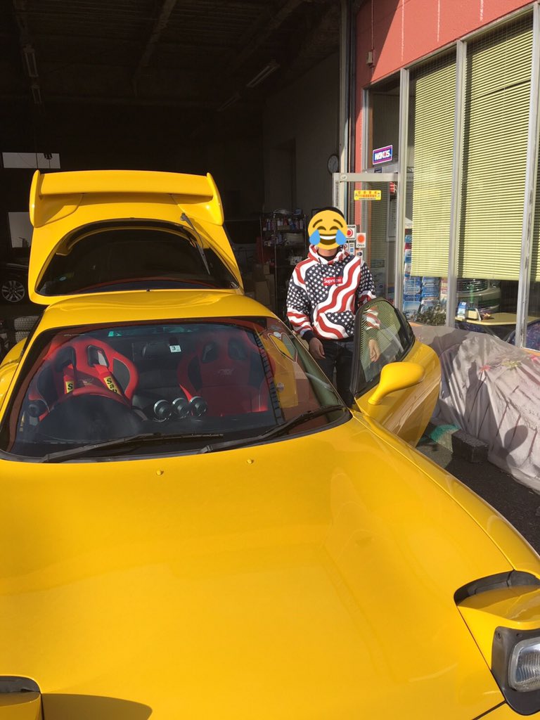 Takumi__FD3S's tweet photo. 保育園から黄色のFD乗るって想い続けて
中1で高校在学中に納車するって決めてから週7でバイトしたりして金貯めまくって高3の12月24日にその夢が叶ってマジで飛び跳ねる思いだったなぁ〜笑
人生史上自分への最高のクリスマスプレゼントだ😁
※引き取り行った時に父が撮ったお気に入りの4枚！🤳 https://t.co/JoDwAGO7Um