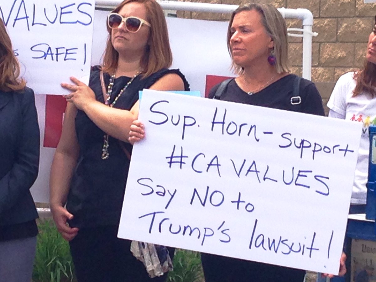 SDIndivisible's tweet image. Protesters urge San Diego County @SupervisorHorn to vote against Trump lawsuit to gut California's pro-immigrant laws. #Indivisible 49 &amp;amp; 50 members join @NCITF &amp;amp; #DACA recipients to stand up for #CaliforniaValues 🇺🇸
🚨 Board of Supes votes 4/17; Rally 8 AM County Admin Ctr