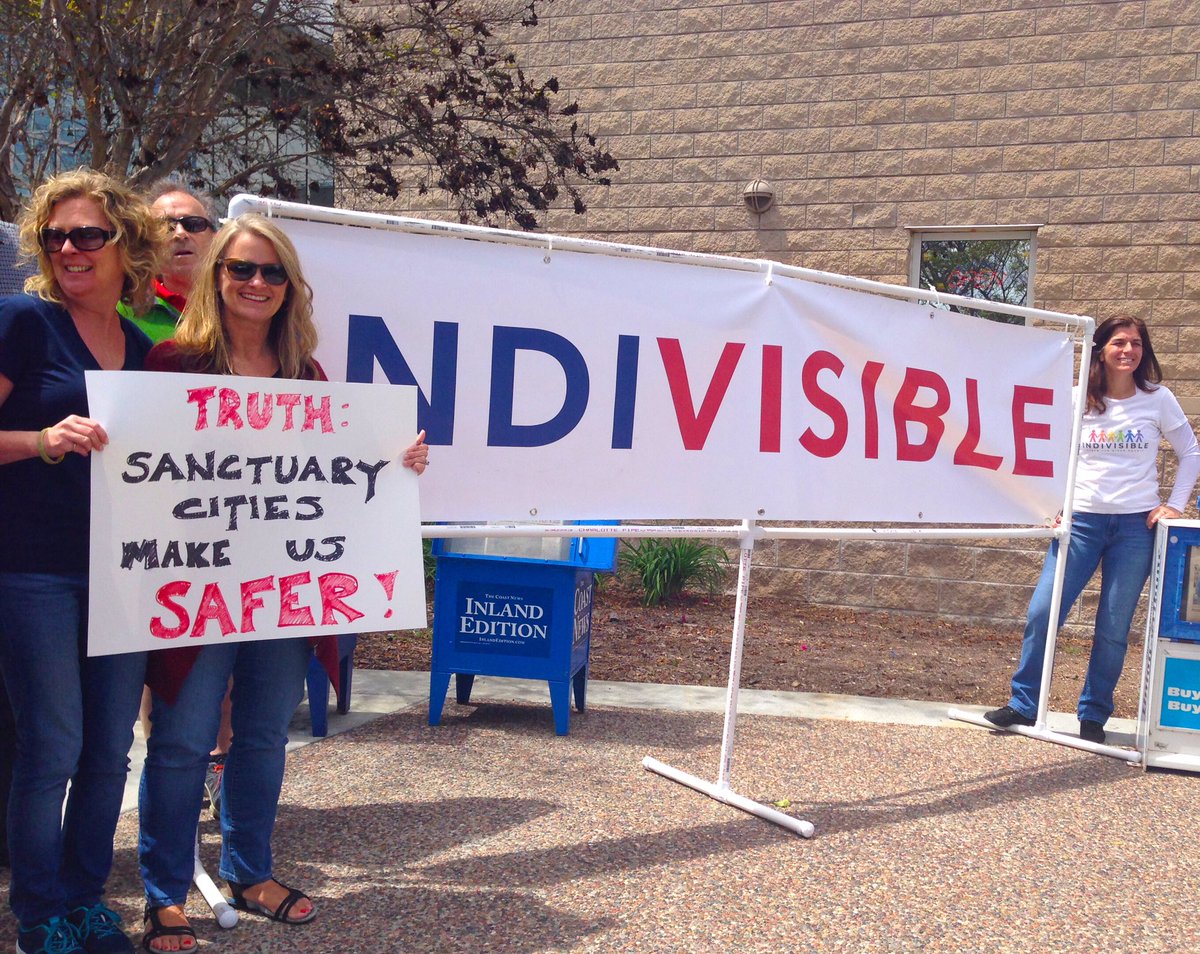 SDIndivisible's tweet image. Protesters urge San Diego County @SupervisorHorn to vote against Trump lawsuit to gut California's pro-immigrant laws. #Indivisible 49 &amp;amp; 50 members join @NCITF &amp;amp; #DACA recipients to stand up for #CaliforniaValues 🇺🇸
🚨 Board of Supes votes 4/17; Rally 8 AM County Admin Ctr