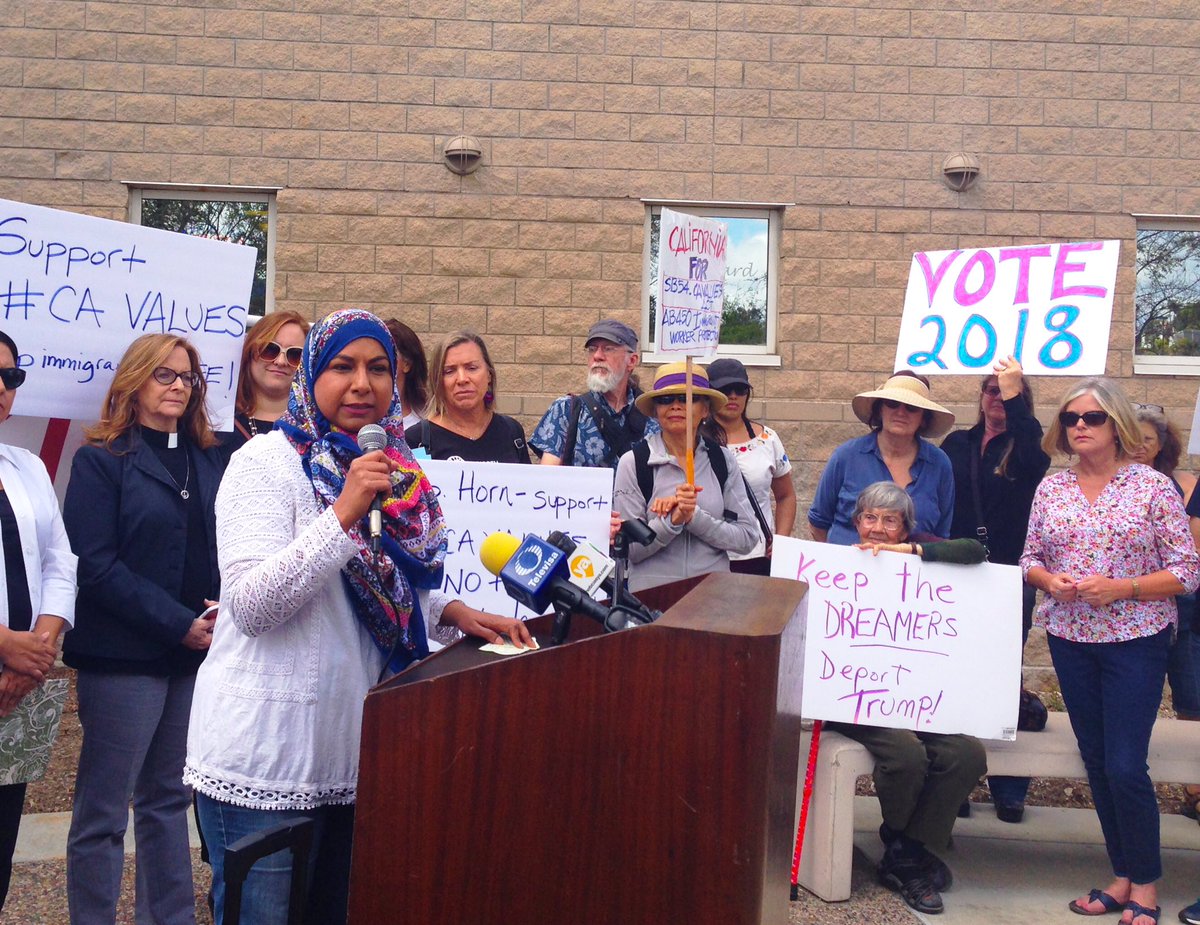 SDIndivisible's tweet image. Protesters urge San Diego County @SupervisorHorn to vote against Trump lawsuit to gut California's pro-immigrant laws. #Indivisible 49 &amp;amp; 50 members join @NCITF &amp;amp; #DACA recipients to stand up for #CaliforniaValues 🇺🇸
🚨 Board of Supes votes 4/17; Rally 8 AM County Admin Ctr