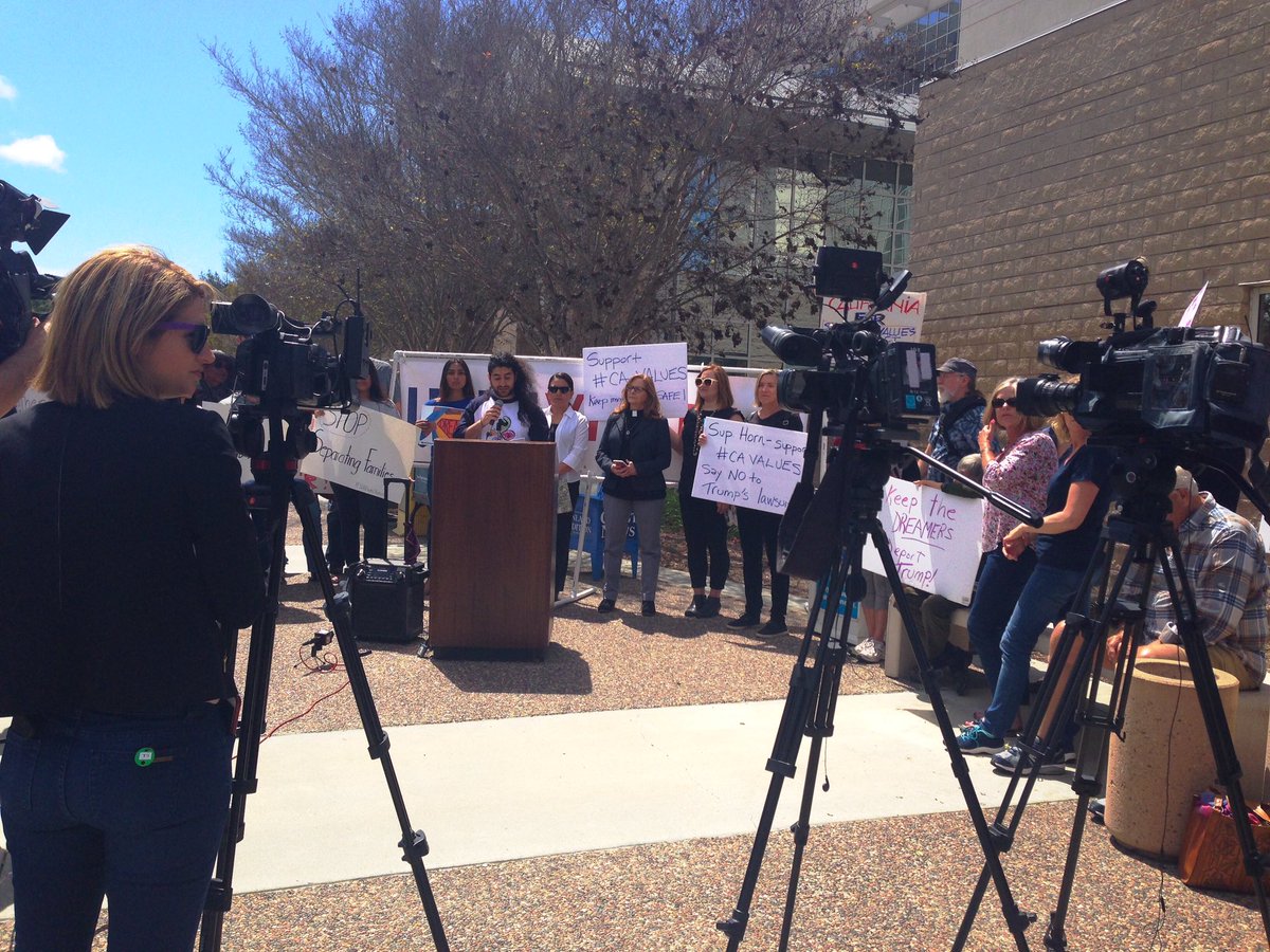 SDIndivisible's tweet image. Protesters urge San Diego County @SupervisorHorn to vote against Trump lawsuit to gut California's pro-immigrant laws. #Indivisible 49 &amp;amp; 50 members join @NCITF &amp;amp; #DACA recipients to stand up for #CaliforniaValues 🇺🇸
🚨 Board of Supes votes 4/17; Rally 8 AM County Admin Ctr