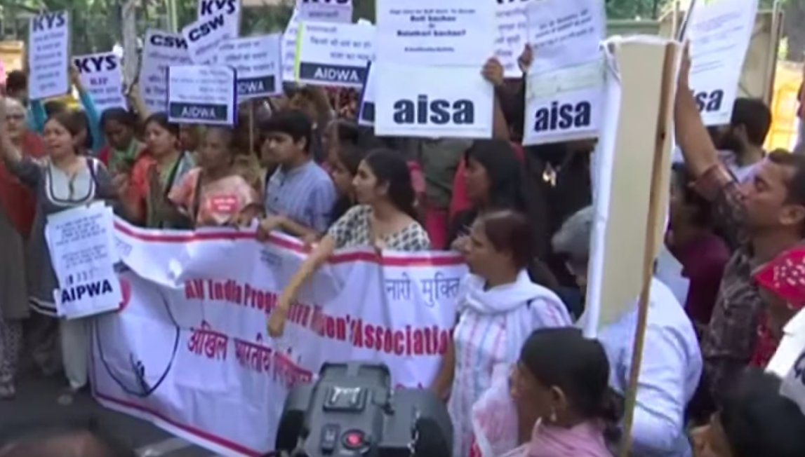 WomenintheWorld's tweet photo. The brutal rape and murder of an 8-year-old girl sparked nationwide protests in India -- and is also exposing an escalating cultural divide:
https://t.co/bmL8wiLggN https://t.co/g4DhhgxD8X