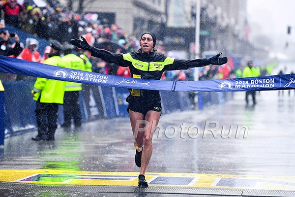 RunBlogRun's tweet photo. Des Linden talked to TV crew about " Riding the wave" going from bad times to good times, and she ran into the good times again, "Today it was bigger than one person". "It was such a tough day." @bostonmarathon, @jhboston26, @runblogrun, @jhboston26, #runhappyBOS, https://t.co/MpATSuexnu
