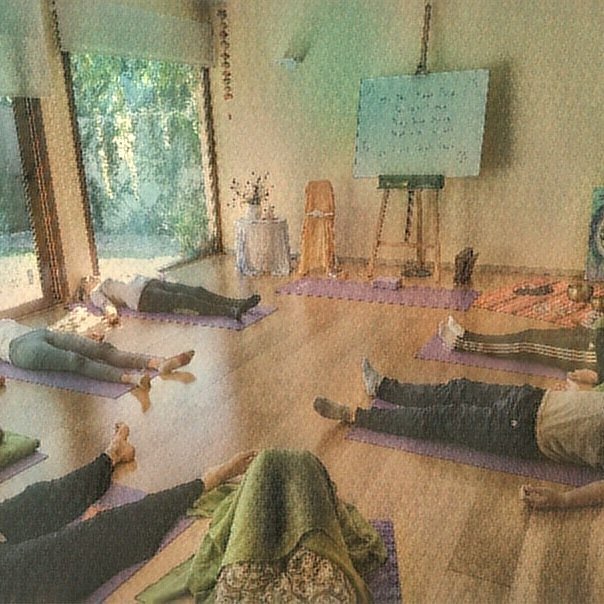 Ahorayoga's tweet photo. Escena de la #meditacion del sábado un momento donde el #silencio fue mucho mas q ausencia de sonido. Infinitos #gracias #yoga #armonizacion sonora #mantra #gayatri https://t.co/aUcH37gsZd
