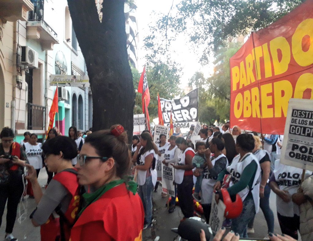 SoleDiazGarcia's tweet photo. #AHORA Acto del Partido Obrero frente al Consulado de Brasil reclamamos fuera la intervención militar de Río de Janeiro #FueraTemer, abajo el golpismo y  la guerra imperialista en Siria. Viva la unidad internacionalista de los trabajadores! https://t.co/OitWUa0nQL