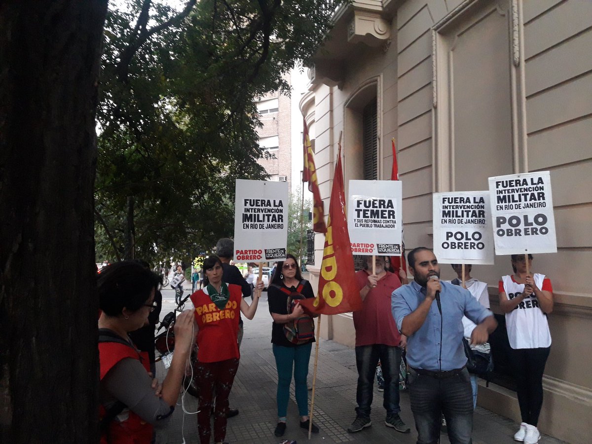 SoleDiazGarcia's tweet photo. #AHORA Acto del Partido Obrero frente al Consulado de Brasil reclamamos fuera la intervención militar de Río de Janeiro #FueraTemer, abajo el golpismo y  la guerra imperialista en Siria. Viva la unidad internacionalista de los trabajadores! https://t.co/OitWUa0nQL