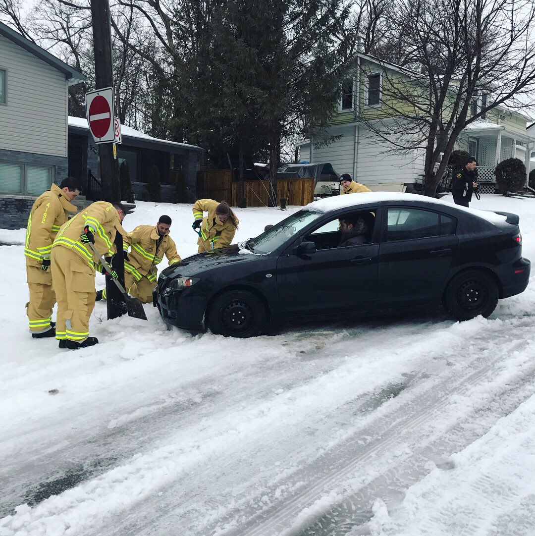 CentralYorkFire's tweet photo. It's WEEK 2 of our #RecruitClass2018 training, and already they have helped local residents in need! Early this morning they helped a neighbour stuck in snow, then in the aft they assisted a resident with clearing catch basins. Great job recruits! #Community #TeamWork #Training https://t.co/d2Gx4RSUEP