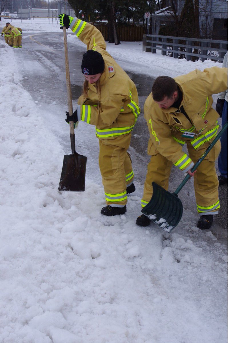 CentralYorkFire's tweet photo. It's WEEK 2 of our #RecruitClass2018 training, and already they have helped local residents in need! Early this morning they helped a neighbour stuck in snow, then in the aft they assisted a resident with clearing catch basins. Great job recruits! #Community #TeamWork #Training https://t.co/d2Gx4RSUEP