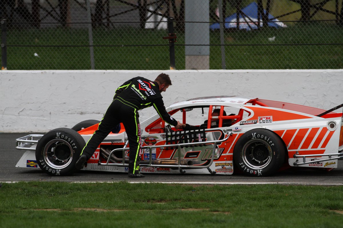 StaffordSpeedwy's tweet photo. Respect 🤝
61 Stafford wins between the two of them, see both @doug_coby & @RyanPreece_ compete for 200 laps Sunday April 29th at the NAPA Auto Parts Spring Sizzler #ModifiedMonday #NAPASPringSizzler #Mods #nascar #WelcomeToTheShow #Respect #Stafford2018 #BurnoutFail https://t.co/toHWQG76du