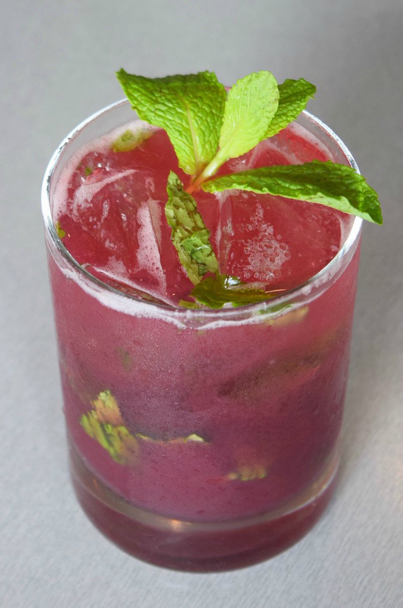 MsRosesFineFood's tweet image. Celebrate #MintJulepMonth and count down the days till the @KentuckyDerby while sipping on our Berry Mint Julep! Now through Derby Day (May 5th). And while you're at it, show the environment some love by skipping the straw! 🏇🏻💚 #1LessStraw #CHS