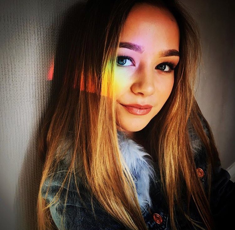 UKConnieTalbot's tweet photo. Rainbow faces @GraceVanderWaal  @ConnieTalbot607 https://t.co/pxNTRZkBBe