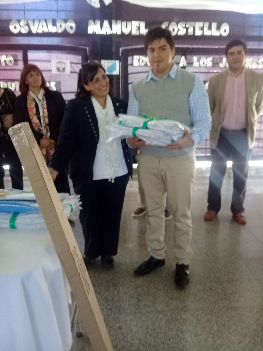 leandrodecen's tweet photo. Gracias legislador @ArielGarciaUCR por la donacion de delantales y por el presente de la bandera de Macha en el 10 aniversario de la #Escuela osvaldo costello de #tafiviejo https://t.co/x127DxRA9g