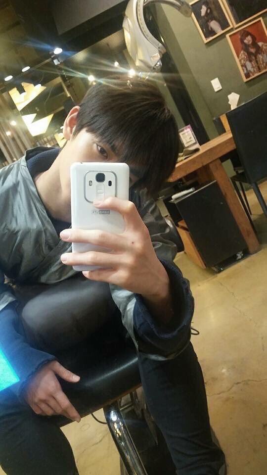 jnomiumiu's tweet photo. น้องเป็นเด็กผู้ชายที่ถ้าเจอตามบีทีเอสสยามก็ต้องมีสะกิดเพื่อนอ่ะ เผลอๆได้เหล่มองน้องเค้ายืนก้มหน้าเล่นโทรสับบนบีจนปวดตาแน่ๆ. https://t.co/HtuBX1BJHz