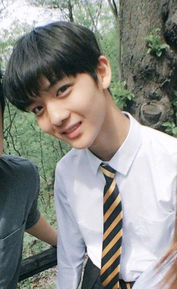 jnomiumiu's tweet photo. น้องเป็นเด็กผู้ชายที่ถ้าเจอตามบีทีเอสสยามก็ต้องมีสะกิดเพื่อนอ่ะ เผลอๆได้เหล่มองน้องเค้ายืนก้มหน้าเล่นโทรสับบนบีจนปวดตาแน่ๆ. https://t.co/HtuBX1BJHz