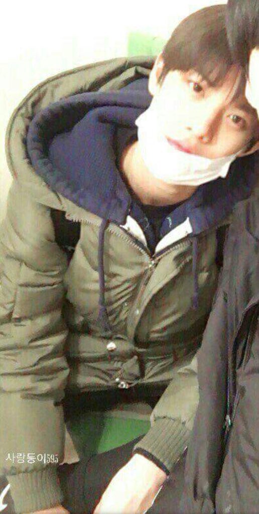 jnomiumiu's tweet photo. น้องเป็นเด็กผู้ชายที่ถ้าเจอตามบีทีเอสสยามก็ต้องมีสะกิดเพื่อนอ่ะ เผลอๆได้เหล่มองน้องเค้ายืนก้มหน้าเล่นโทรสับบนบีจนปวดตาแน่ๆ. https://t.co/HtuBX1BJHz