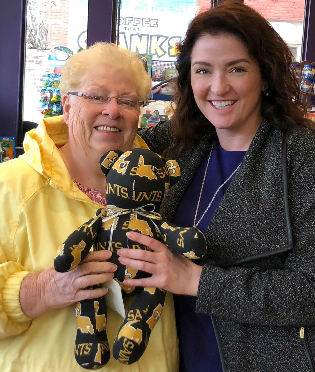 DerbyShow's tweet photo. Special delivery from #Route66 Hall of Fame member Eula Quinn! She sells homemade teddy bears at Ryburn Place inside the historic Sprague Super Service in Normal, IL. I special ordered this one for my #Saints loving family. #visitbn #ILRoute66 #teddybear @ILRoute66 @VisitBN https://t.co/fa6oZcfPCv