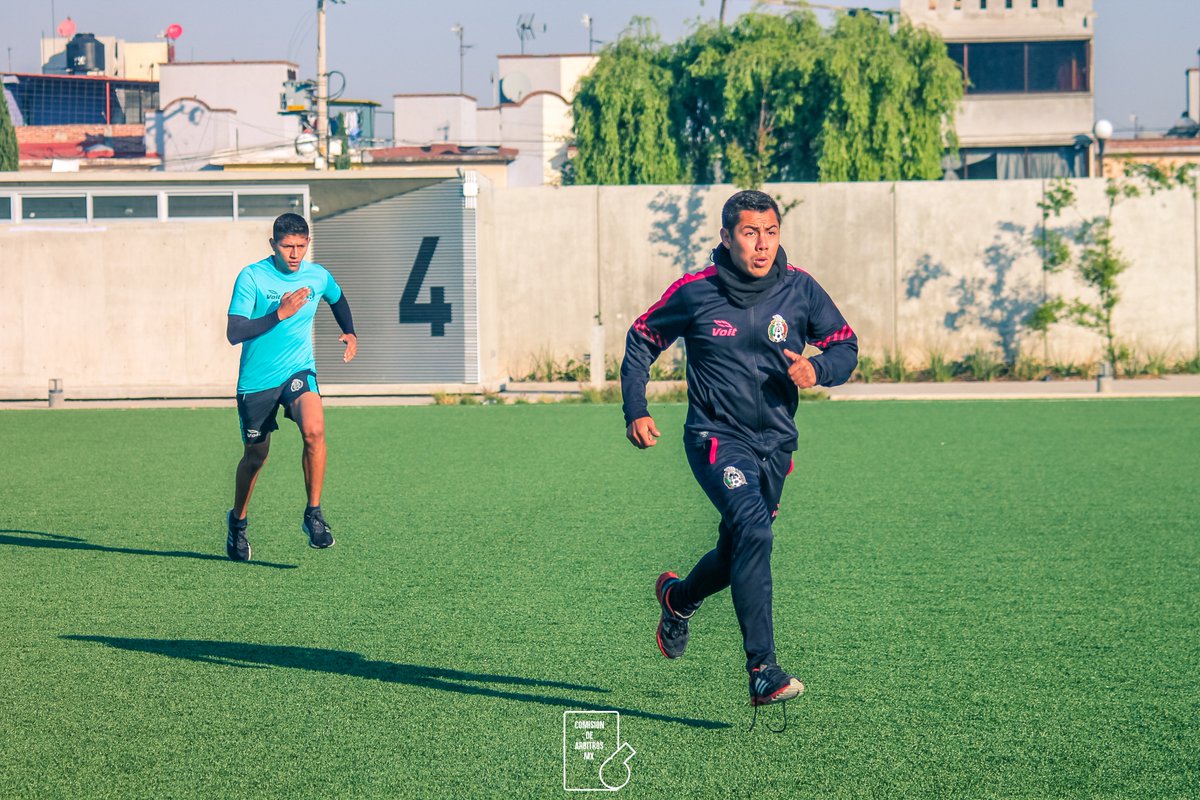Esta mañana, silbantes de diferentes categorías realizaron trabajo físico divididos en cancha y gimnasio.