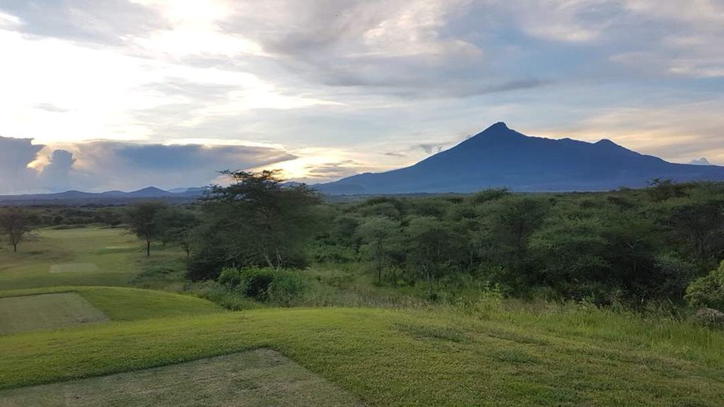Kiligolf's tweet photo. Some stunning photos of #Kiligolf 
#wow #mtmeru #tanzania #golf #golfcourse #tanzaniagolf #golfdestination #ownahomehere #kilimanjaro https://t.co/SQ3rtcbcaA