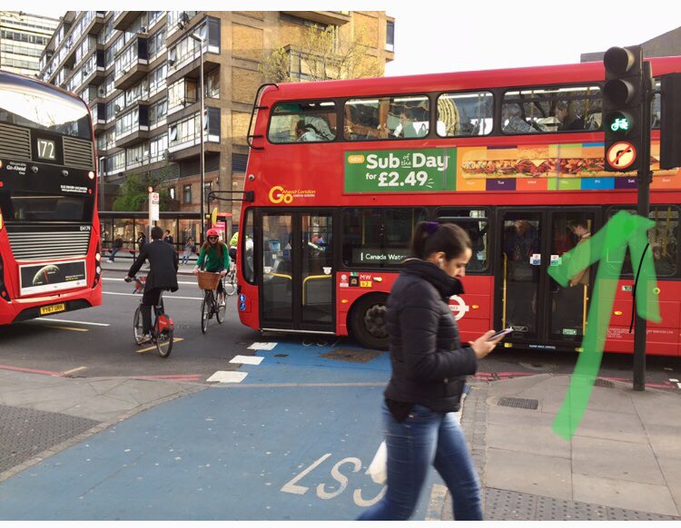 Green light for cyclist, but always bus stopping on the cycle lane 😤😤Someone will be killed on this xroad in Elephant &amp; Castle <a href="/TfL/">TfL</a> <a href="/lb_southwark/">Southwark Council</a> <a href="/southwarkcycle/">Southwark Cyclists</a> <a href="/FloEshalomi/">Florence Eshalomi MP</a> @citycyclists <a href="/coyleneil/">Neil Coyle</a>