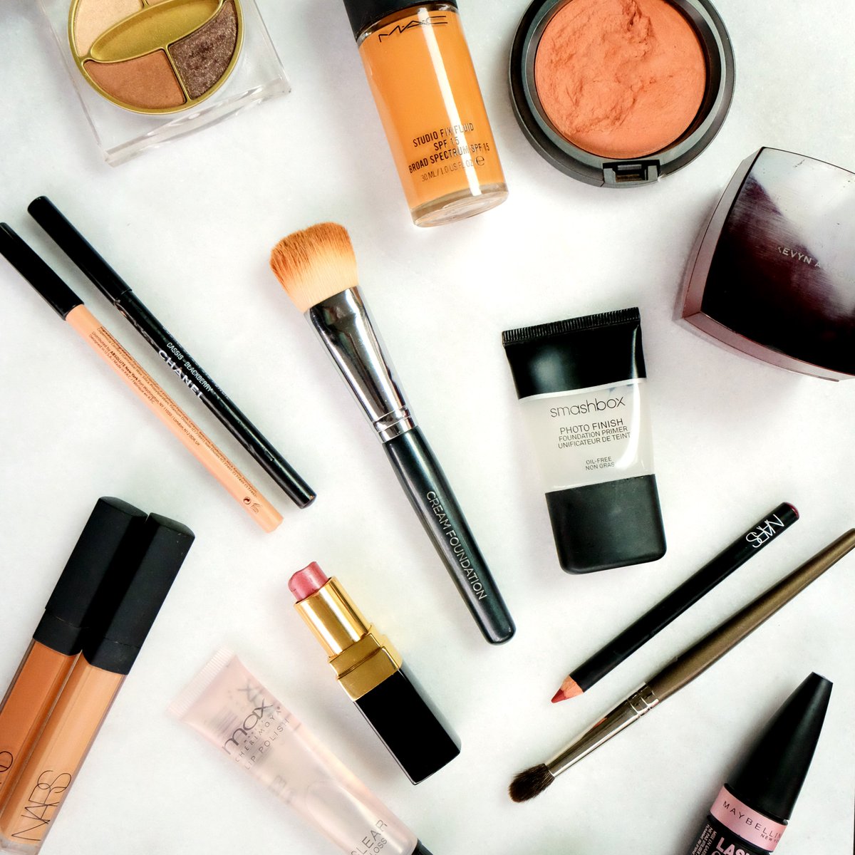 GloZell's tweet photo. Decisions decisionsβ¦ whereβs #tremajor when you need him?! #MUA #MorningMakeUp xoxoxo GloZell https://t.co/CuTXrDxeFZ