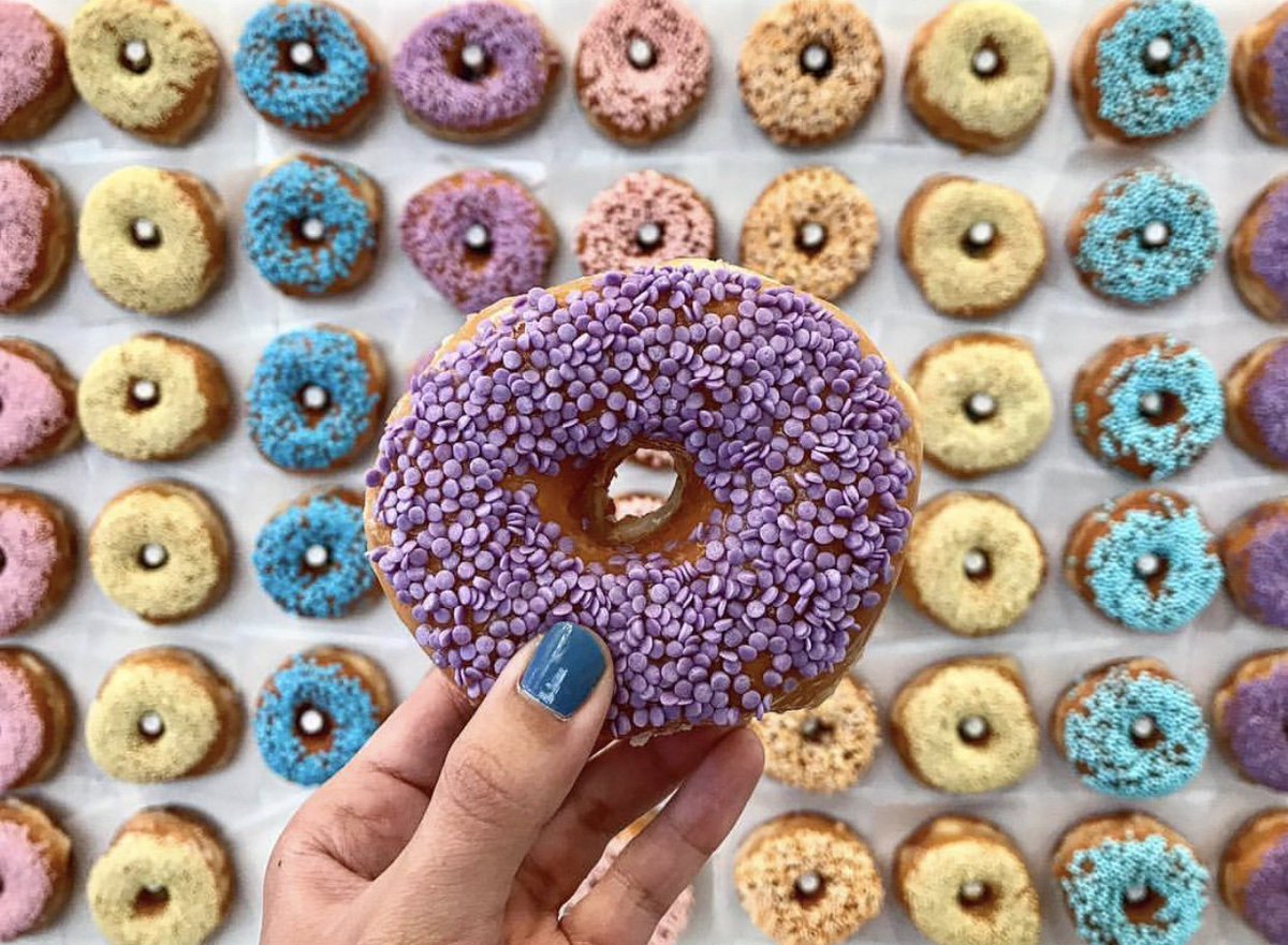 AOACostaMesa's tweet photo. Manic Monday 🍩🍩🍩
#CostaMesa #OC #OrangeCounty #TributePortfolio #Marriott #SPG #SPGlife #Hotel #Hotels #Donut #Donuts #Doughnut #Doughnuts #SPGcravings #Dessert #Desserts #Color https://t.co/TOft6waMUK