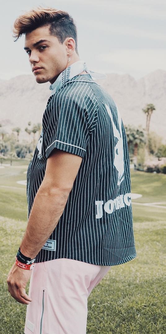 ifshestansgray's tweet photo. if she stans grayson she can't stop talking about this outfit https://t.co/wXcrgyW6cJ