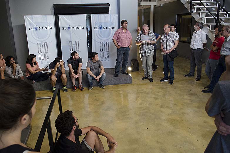 Esta es la despedida de una de las voces mas importantes de la radiofonía Argentina: el histórico locutor de Radio el Mundo, <a href="/LuisSalerno1/">Luis Salerno</a>. Dejamos imágenes de Luis leyendo un acta en Asamblea con los <a href="/trabajador1070/">Trabajadores AM1070</a> y con nosotros en <a href="/ElMundoAM1070/">Radio_El_Mundo_AM1070</a>