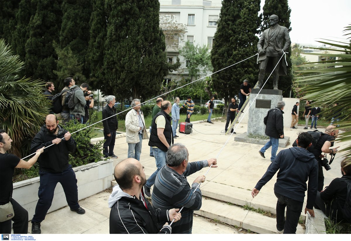 Pudding_Burger's tweet photo. Protesters in #Athens try to demolish the statue of #US president Harry #Truman.  #SyriaStrikes #HandsOffSyria #Greece #Communism #StopTheWar #TrumpResign #TrumpCrimeFamily #BernieSanders https://t.co/LGJ484KIPc