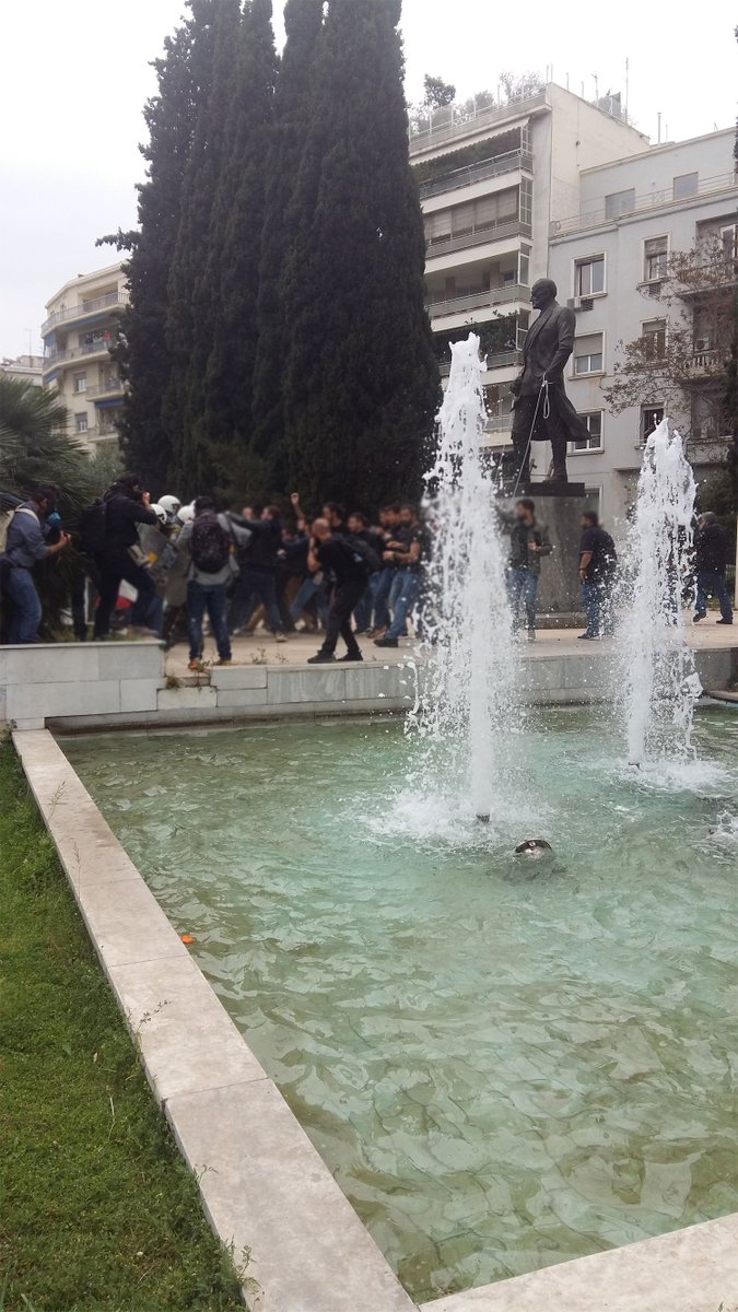 Pudding_Burger's tweet photo. Protesters in #Athens try to demolish the statue of #US president Harry #Truman.  #SyriaStrikes #HandsOffSyria #Greece #Communism #StopTheWar #TrumpResign #TrumpCrimeFamily #BernieSanders https://t.co/LGJ484KIPc