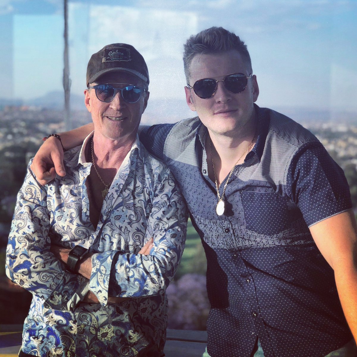 ALEXANDERACHA's tweet photo. No hay palabras que alcancen a describir lo feliz que me hace celebrarte papá, que todas las bendiciones caigan sobre ti. Feliz Cumpleaños al mejor papa que pude tener. ¡Te amo mucho! Gracias por todo lo que me has dado y enseñado.🎂🎈 @EmmanuelOficial #Birthday #AlexanderAcha 😎 https://t.co/BRgI03bUmu