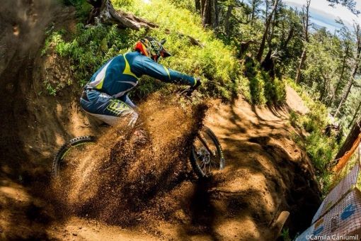 AgenciaTelam's tweet photo. Télam Podcast | Ciclismo MTB de Descenso: Valentín Ricca se consagró en el Zonda. En diálogo con Télam, el cordobés radicado en la localidad mendocina de San Rafael, expresó sus objetivos para este año..https://t.co/NcHvrAZfvO https://t.co/tB3sEpVLoE