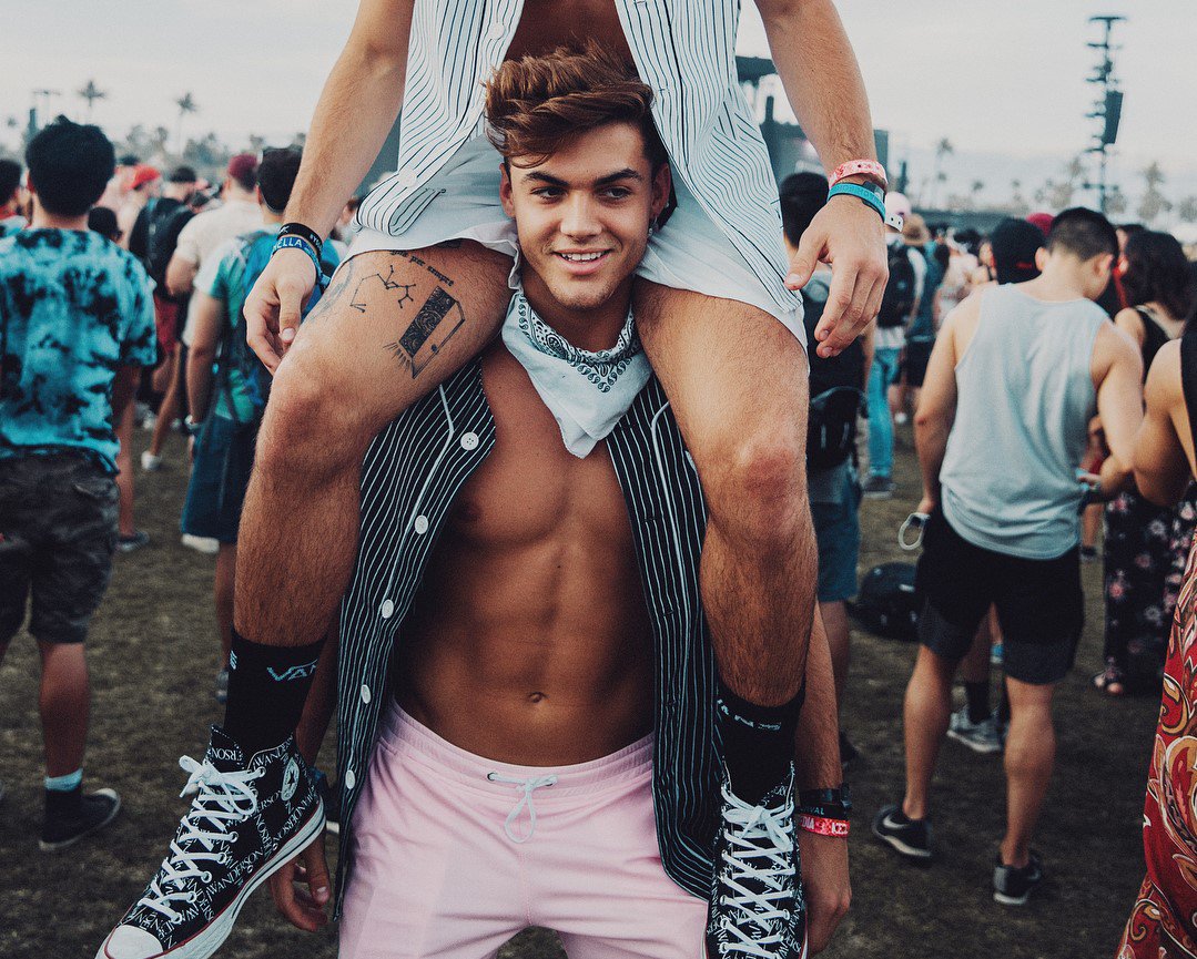 ifshestansgray's tweet photo. if she stans grayson she can't stop smiling because he looks so good and healthy https://t.co/1AAnMEL8vW