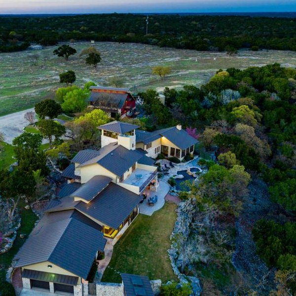 duPerierTLM's tweet photo. #SpotlightProperty of the Week!🌟
7 Springs Ranch
➡️ 225 acres
➡️ Located in Kerrville, TX
➡️ 3-acre lake with 2 waterfalls
➡️ Meant for luxurious living
⤵️
Call (830) 755-5420 for more information!😍
#texasranch https://t.co/3Zt6KYVyRu
