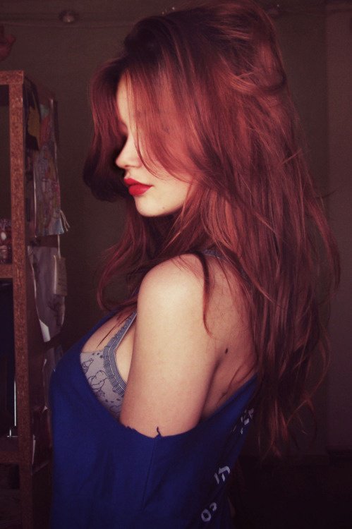 [Una mujer puede mostrarle a todos su inocencia, pero no a cualquiera la lujuria que en ella lleva escondida; esa sólo se la muestra a quien, con besos, miradas y abrazos, le hace sentir lo bella que es la vida.] 🌸