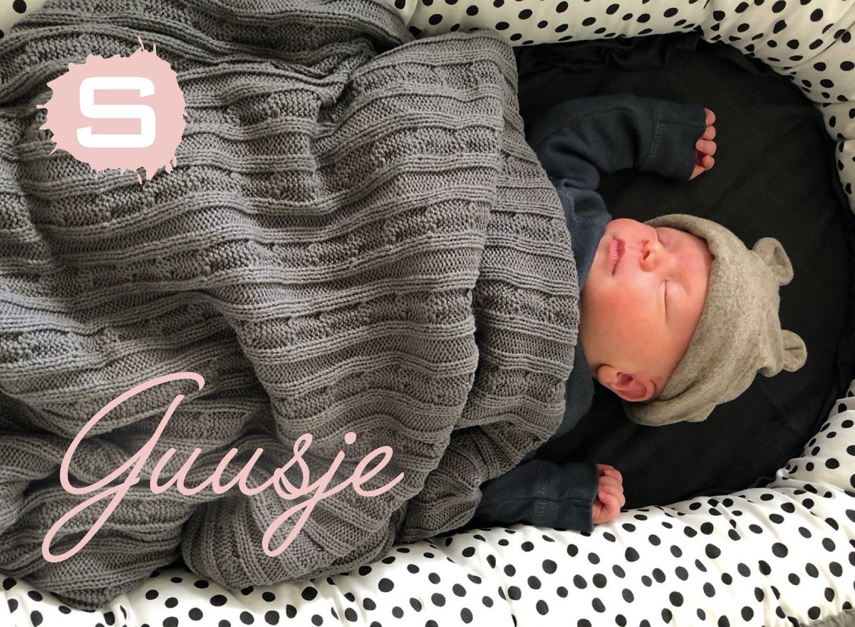 Smulpotlife's tweet photo. 🌸Wij vieren feest! 🥂Het nieuwe teamlid van de Smulpot is geboren...  💕Guusje Annie Jack Kalusche🌸 #newborn #jongstelid #nieuwegeneratie? #opderozewolk https://t.co/wh2Y26fMw8