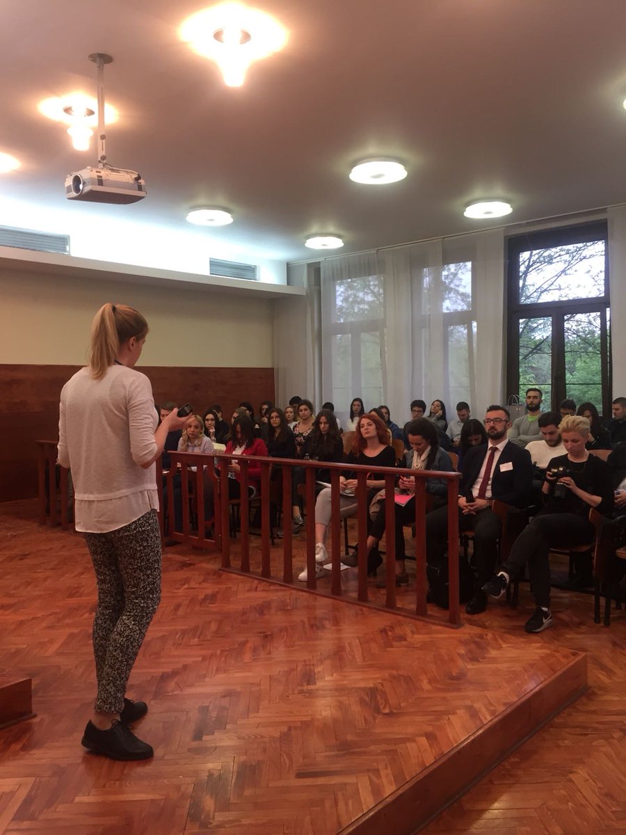 ELSA_BG's tweet photo. “Kako napisati svoj prvi CV?” i zanimljivi primeri danas u sudnici u okviru predavanja Razvoj karijere u korporativnom sektoru #amchamps2018 https://t.co/DAFkGRZZCY