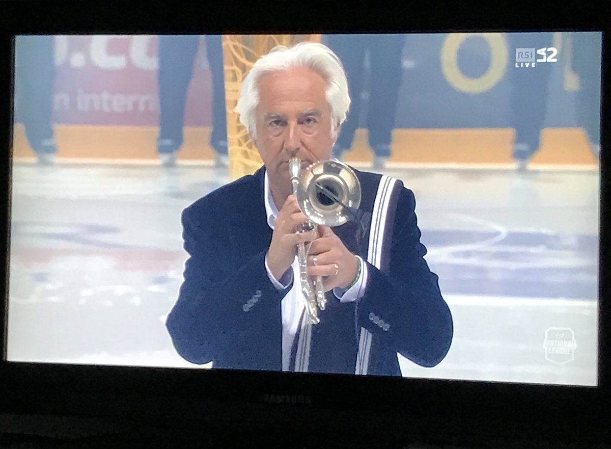 maxibmaxib's tweet photo. Emozioni con #CeckFormenti e il #salmosvizzero prima di #luganozurigo #hockey #finale3 #forzalugano https://t.co/G2S5EUdDNK