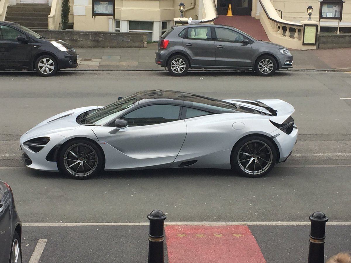 V8Animal's tweet photo. Now that’s a spot 👍 beautiful car 😍 https://t.co/nu953HjghB