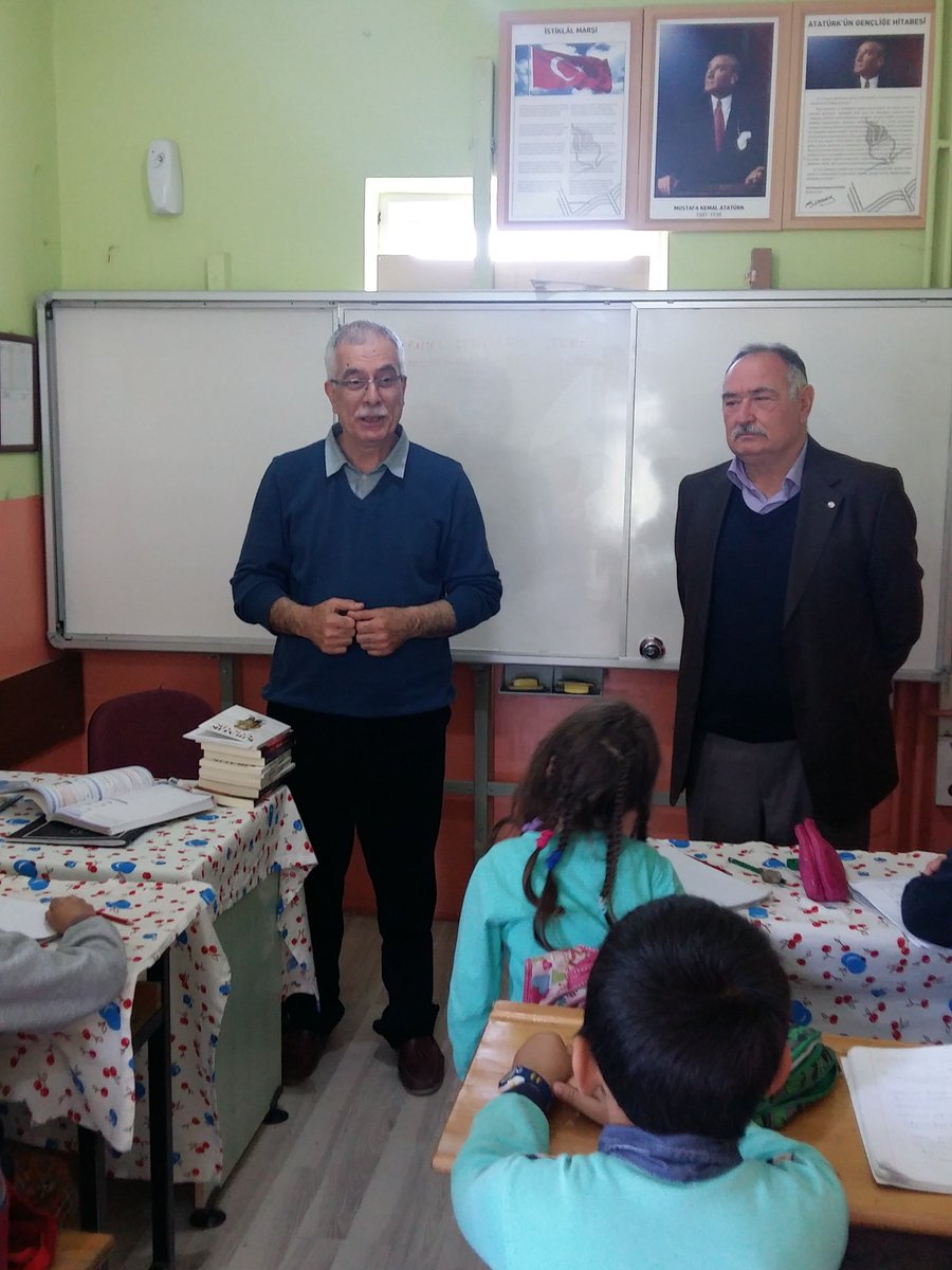 AYDIN555228's tweet photo. Eğitimci Yazar HASAN YİĞİT  kitap okumanın faydaları üzerinde durdu. Ýazarlıkla ilgili bilgi verdi. #samsunokumavakti https://t.co/VcwY2TDgME