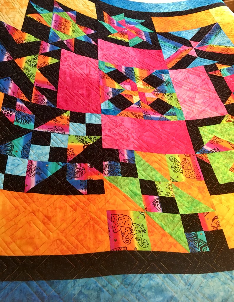 QuiltDuJour's tweet image. Just finished a client’s #quilt yesterday; loved this quilting pattern (“Diagonal Plaid” by @urbanelementz). I used @SuperiorThreads variegated #kingtutthread. #quiltersoftwitter #longarmquilting #quilting #sewfab