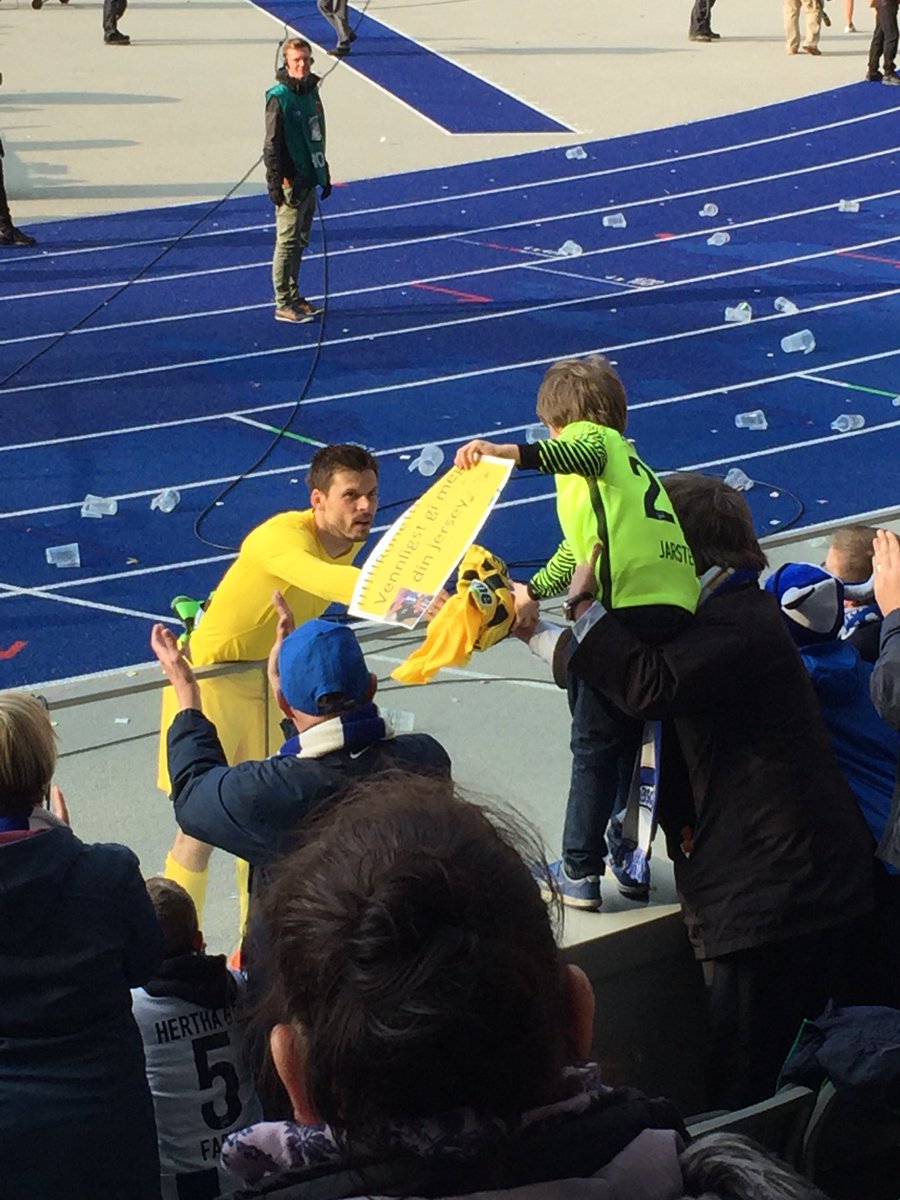 BOBerntsen's tweet photo. @HerthaBSC_EN A kid dreaming of Jarstein’s jersey on saturday, and of course Jarstein gave him the jersey. #HerthaBSC #2pl #Bundesliga @HerthaBSC @PerCSkjelbred @nff_info #2fx https://t.co/gkE2fr22gs