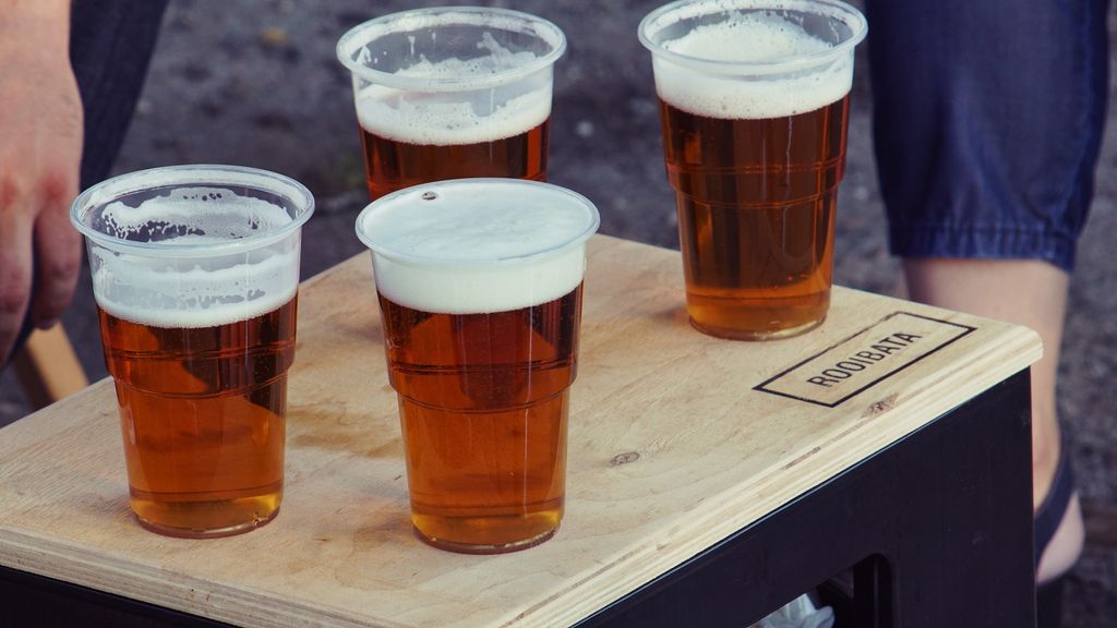 ElisOrangeCT's tweet photo. BEER FACT: Next time you order a beer on tap at Eli's, tilt your glass and watch to see if your beer sticks to the side of the glass. If it does, the pattern of foam left on the glass is called "Brussels lace," which is a sign of top-quality beer. https://t.co/mXjTywBMqw