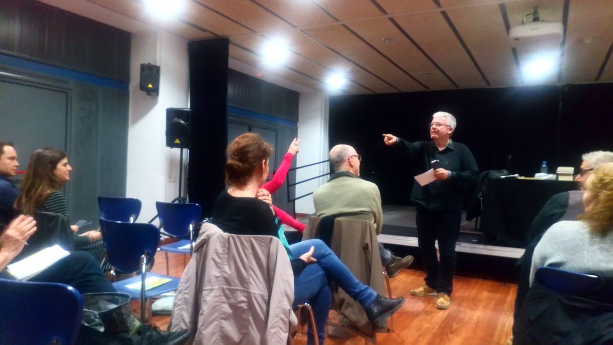 EspaiAvinyo's tweet photo. @mariusserra ha conduït una sessió al #CCElSortidor on el públic ha hagut de posar a prova el seu coneixement del català, ha exercitat el pensament lateral aplicat a les paraules i les connexions interlingüístiques i interculturals per resoldre els enigmes plantejats #EspaiAvinyo https://t.co/WLxYvxLlKz