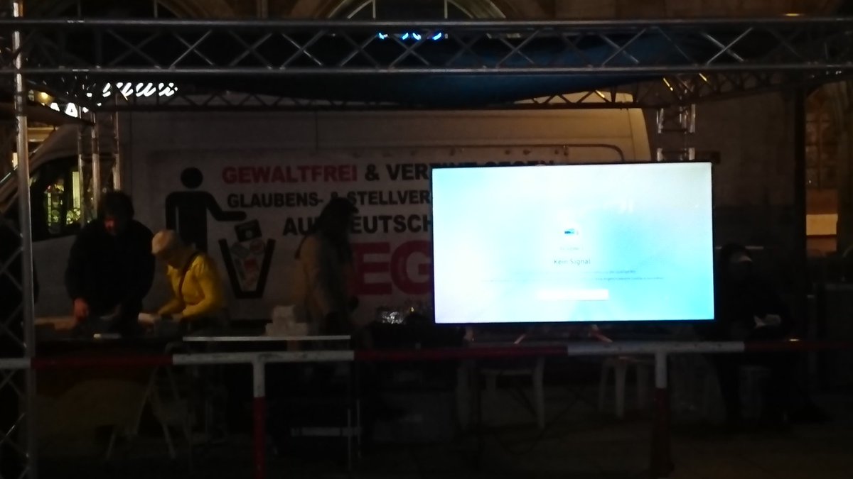 aida_archiv's tweet photo. #pegida #München beendet die Kundgebung um 20.30 Uhr statt 22 Uhr und das ist auch gut so. https://t.co/HzDO9MpDZL