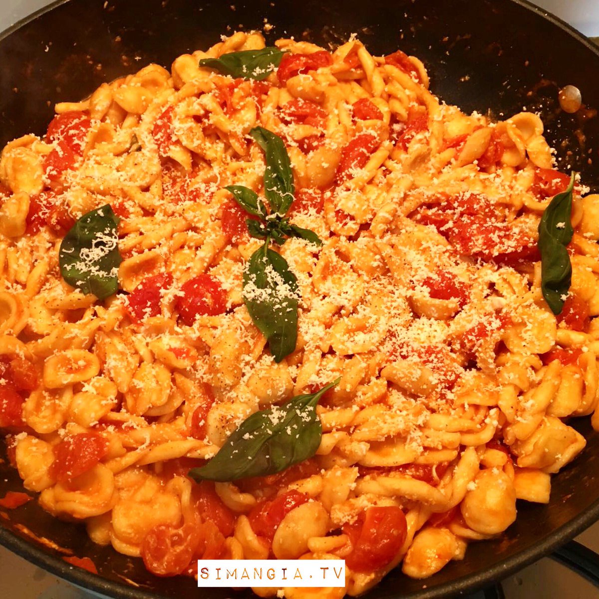 Maritati #pasta in cherry tomato sauce with basil topped with Sicilian salted ricotta. 😋🇮🇹👍<a href="/scaramuzza_d/">daniela scaramuzza</a> 💫#italianfood #Puglia #simangiatv #Foodies #foodporn
